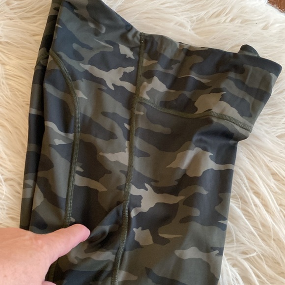 ATHLETA sport capris - Picture 9 of 11